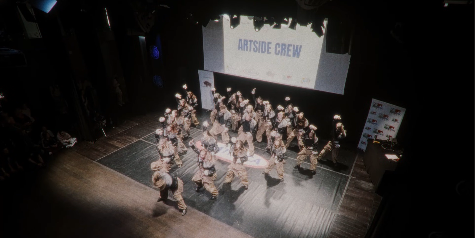 Artside Crew podczas występu grupowego